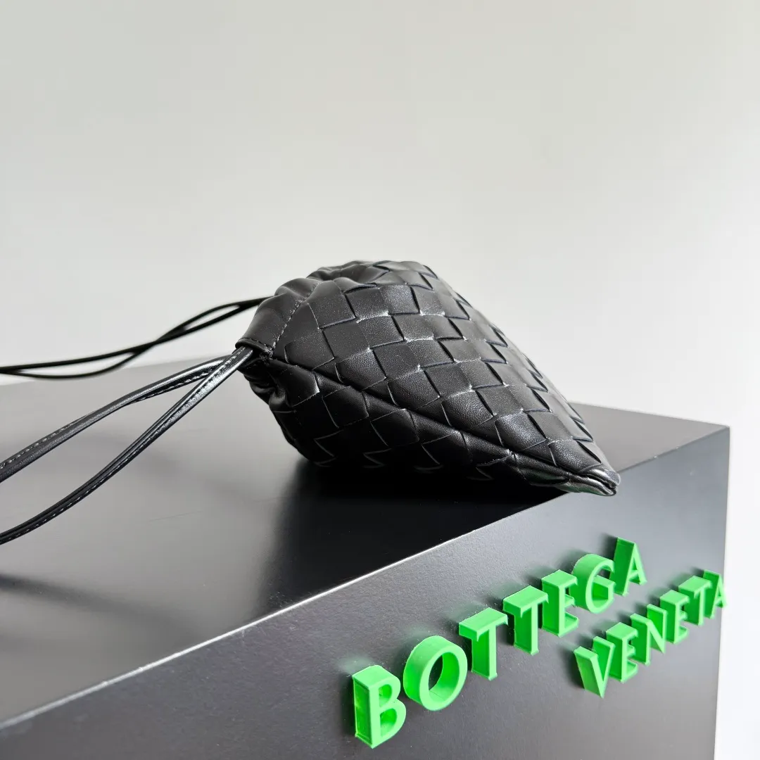 Batch 1400 BOTTEGA VENETA DUSTBAG mini size is officially launched📣📣. It still continues the classic weaving process. The lazy and casual feeling presented by the drawstring pockets is not too suitable for summer. The small back body is light and convenient. It is enough to carry lipstick and tissues when going out every day. It is not easy to make mistakes with any clothes. The shoulder strap has a buckle and pull-out design, which can be adjusted to unlock multiple carrying methods. Style number: 816987 Size: 21*16.6*1cm